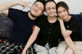 娱乐八卦姐妹吃瓜视频,姐妹吃瓜视频带你领略明星幕后故事